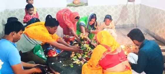 सावन की पहली सोमवारी पर शिव मंदिरों में उमड़ी श्रद्धालुओं की भीड़