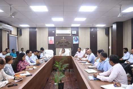 अधूरे कार्यों को शीघ्र करें पूरा, नयी योजनाओं का करें चयन : डीसी