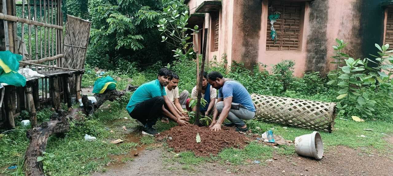 पर्यावरण संरक्षण को लेकर किया गया पौधारोपण