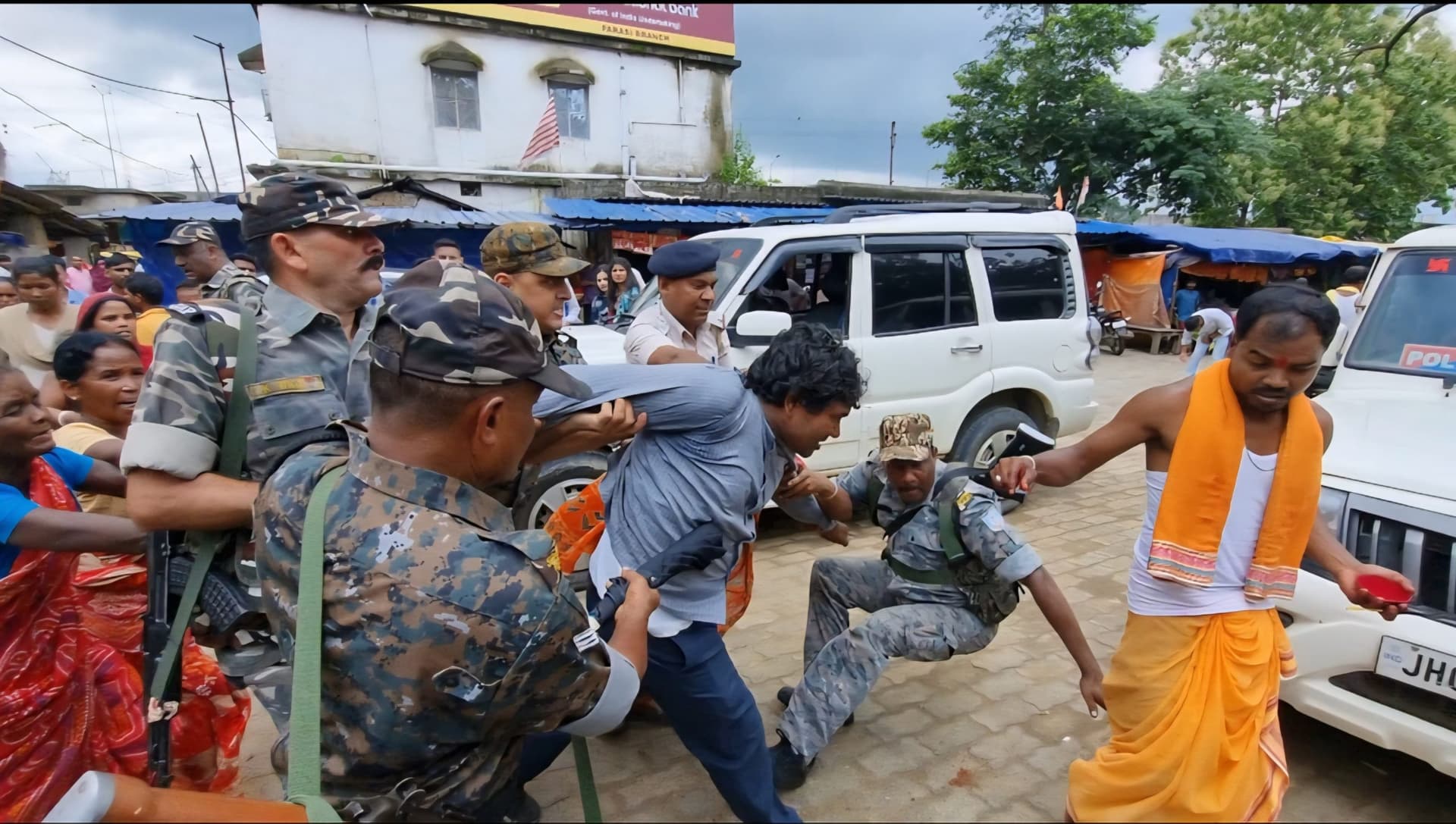 दिऊड़ी मंदिर के सौंदर्यीकरण कार्य के विरोध में उतरे ग्रामीणों ने किया हंगामा