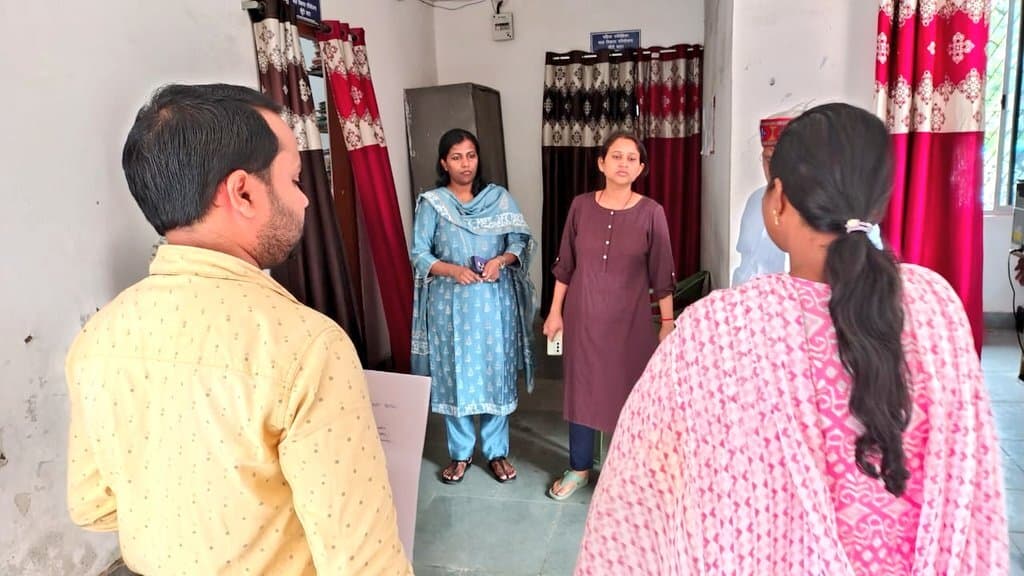 निरीक्षण में अंचल कार्यालय पहुंचीं डीसी छह कर्मी अनुपस्थित मिले, कटेगा वेतन