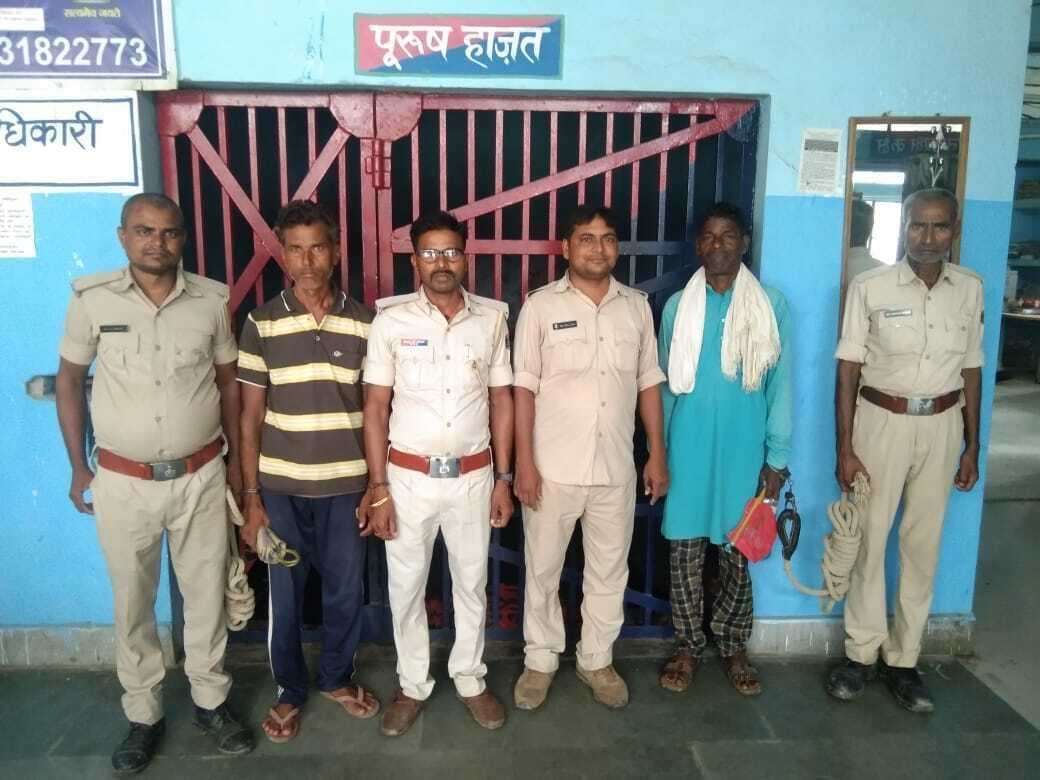 एक वारंटी सहित दो गिरफ्तार