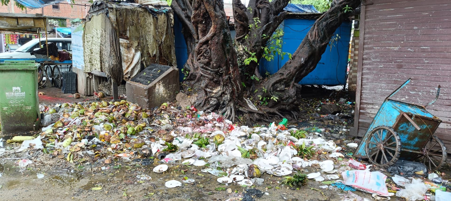 सफाई कर्मियों की हड़ताल से शहर में कचरों का अंबार