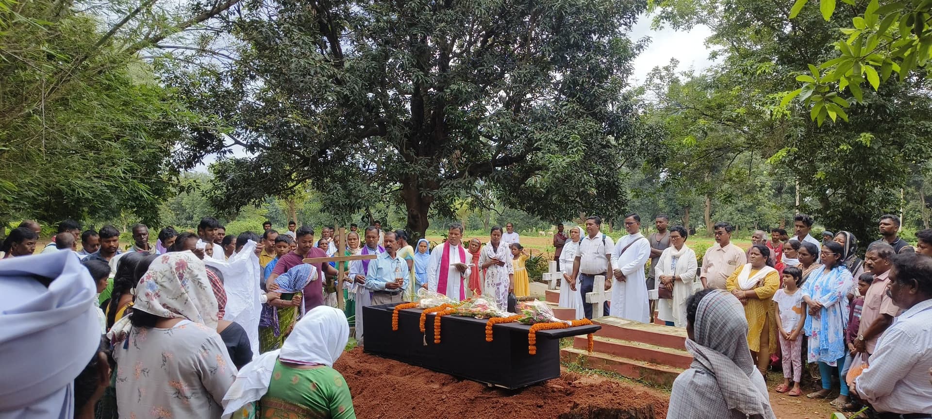 पैतृक गांव में की गयी विलियम तोपनो की अंत्येष्टि
