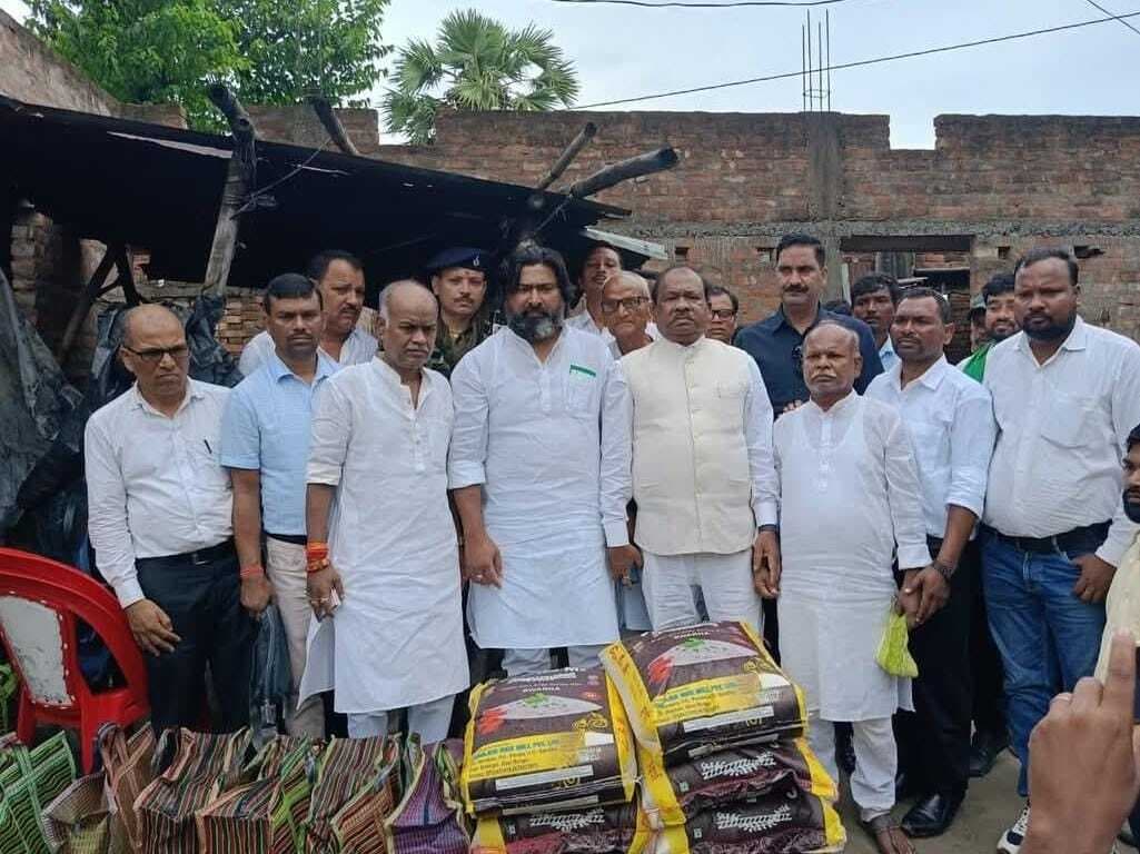 झामुमो का शिष्टमंडल पहुंचा पूर्णिया, पीड़ित आदिवासी परिवार से मिला