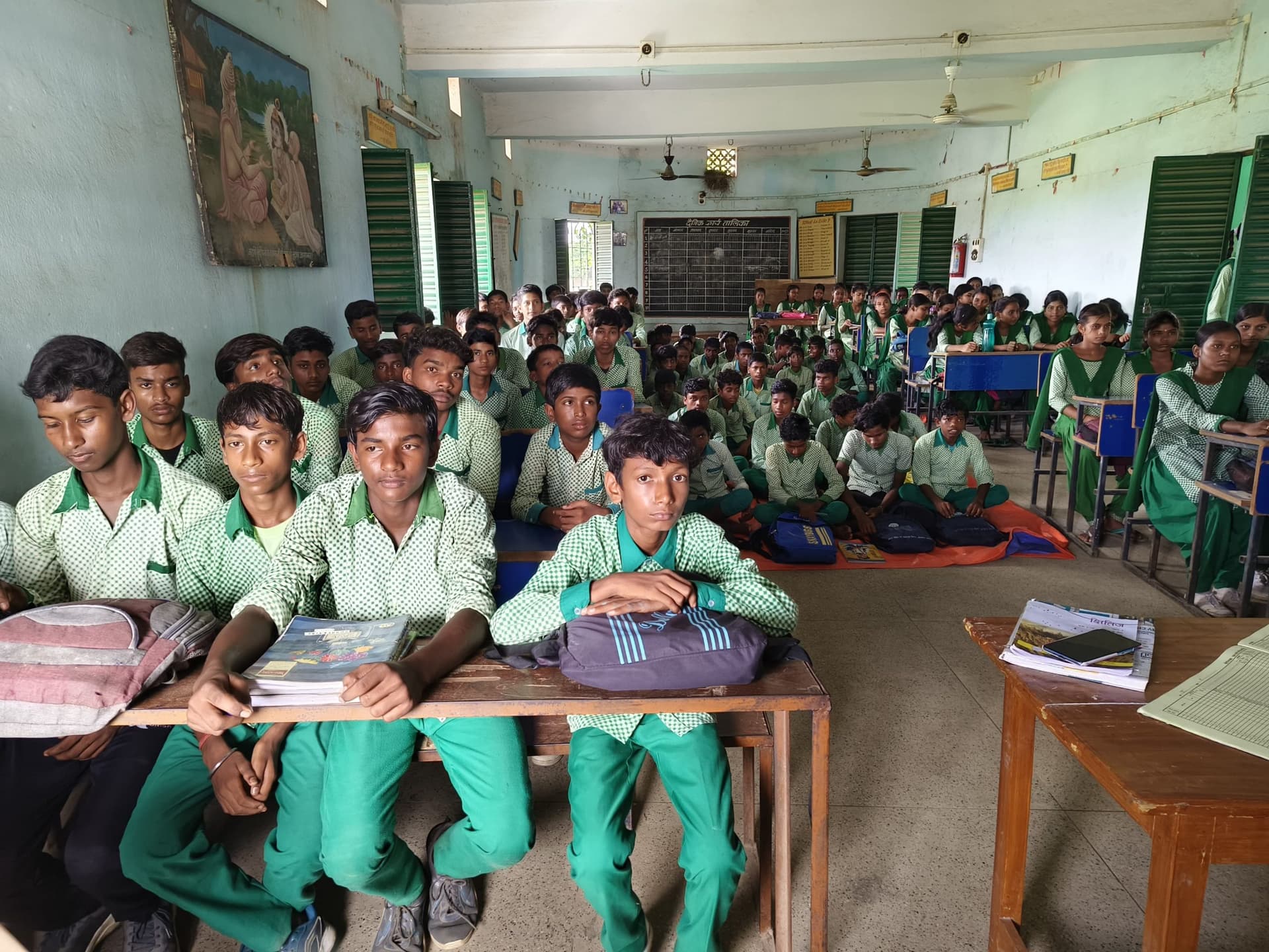 विद्यालय में बेंच-डेस्क की कमी, दसवीं के बच्चे जमीन पर बैठकर कर रहे हैं पढ़ाई
