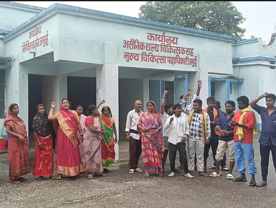 सदर अस्पताल के सफाई कर्मियों ने किया विरोध प्रदर्शन