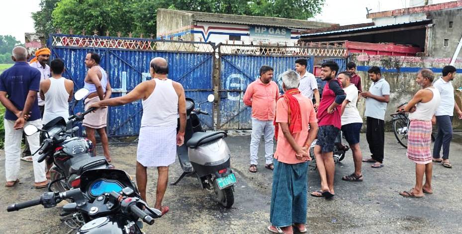 गैस एजेंसी में सिलिंडर चोरी करते रंगे हाथों पकड़ाया चोर, गुस्साये लोगों ने की पिटाई