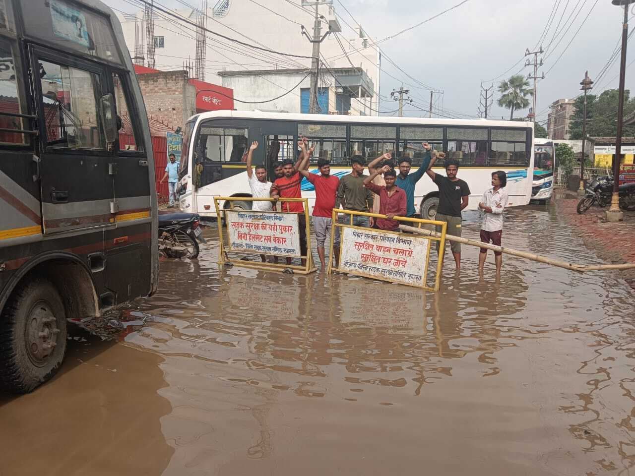 जल जमाव के विरोध में लोगों ने किया सड़क जाम
