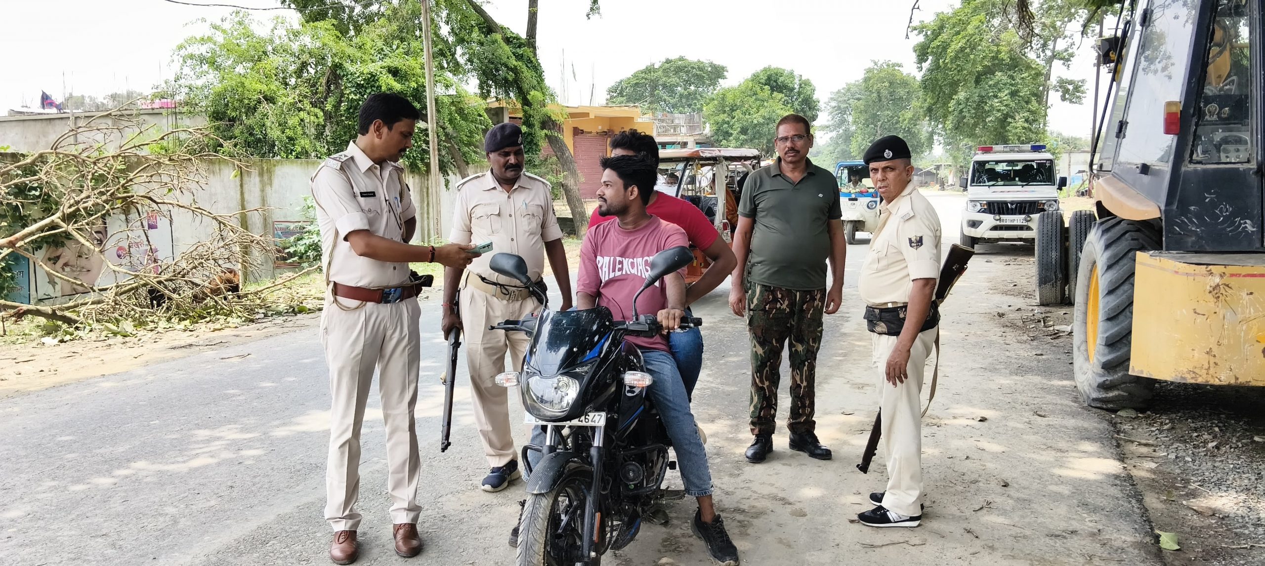 सालमारी में पुलिस ने चलाया वाहन जांच अभियान