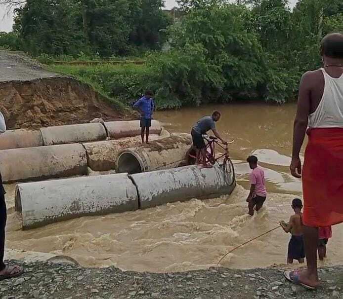14. डंगरा नदी पर बहे डायवर्सन के बीच जान जोखिम में डालकर पार कर रहे लोग