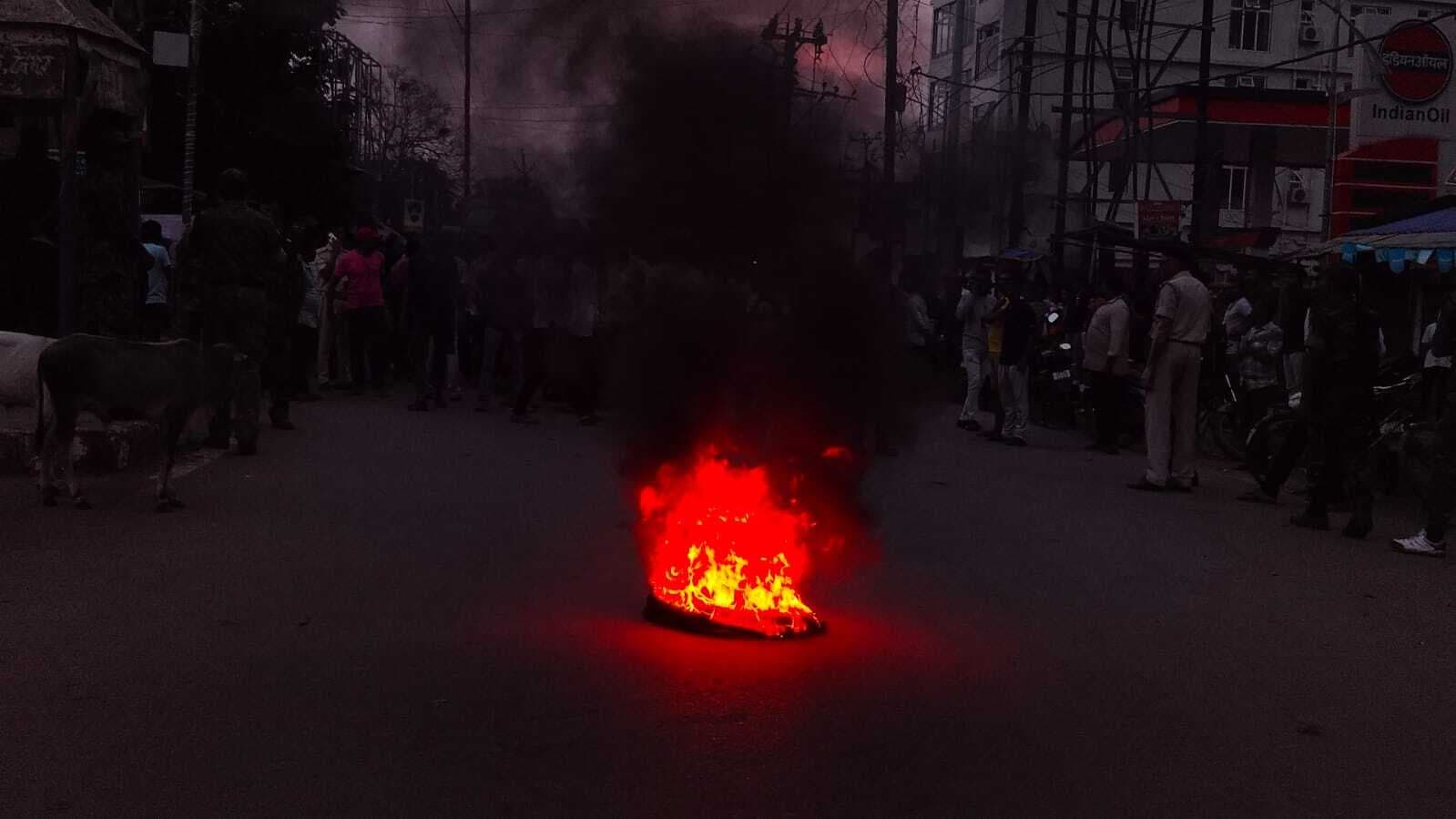 Deoghar News : काम के दौरान करंट लगने से बिजली मिस्त्री की मौत, एक घंटे तक सड़क जाम