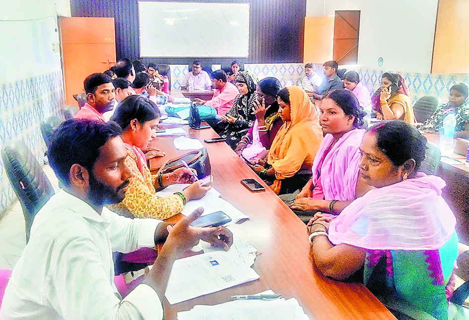 Siwan News : हसनपुरा में 80 प्रतिशत मतदाताओं का डाटा अपलोड