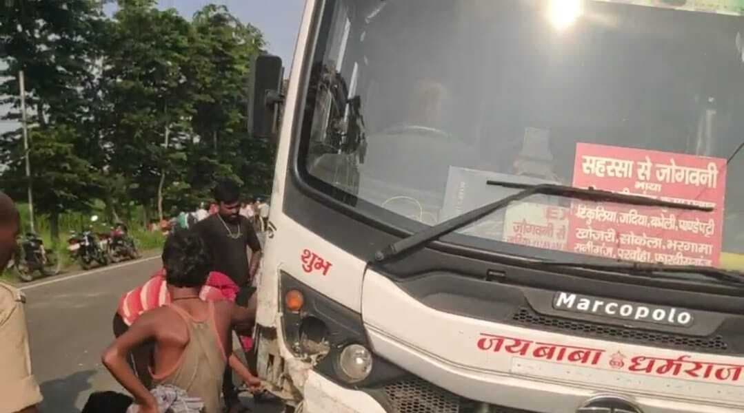 स्टेट हाईवे-91 पर कार व बस में हुई टक्कर, दो घायल