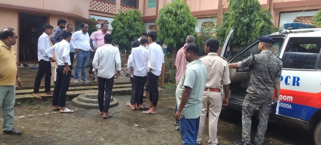 संत फ्रांसिस विद्यालय में दो छात्र गुटों में झड़प, दर्जनभर घायल