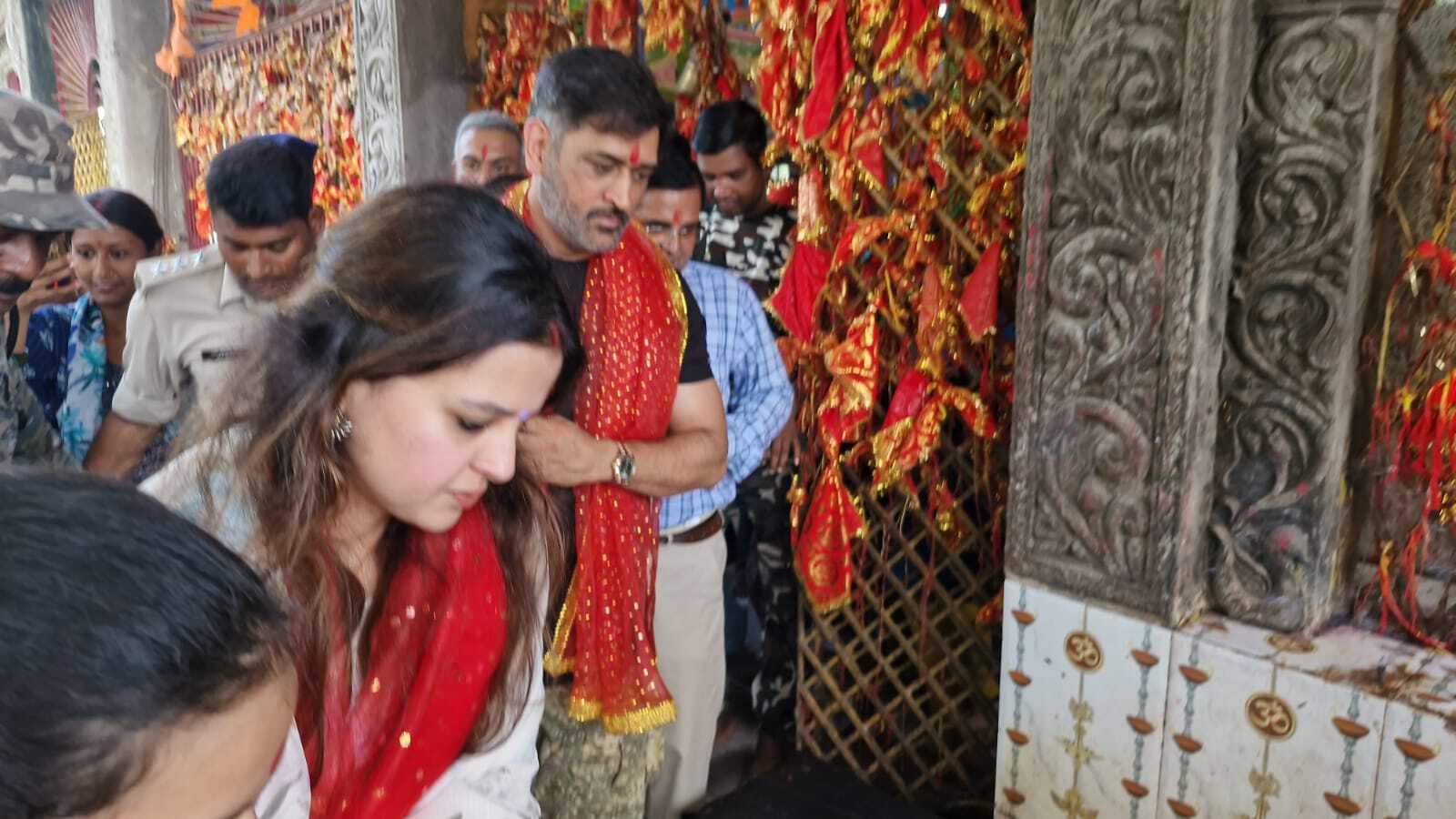 खुद कार ड्राइव कर दिऊड़ी मंदिर पहुंचे धौनी, सपरिवार की मां सोलहभुजी की विधिवत पूजा