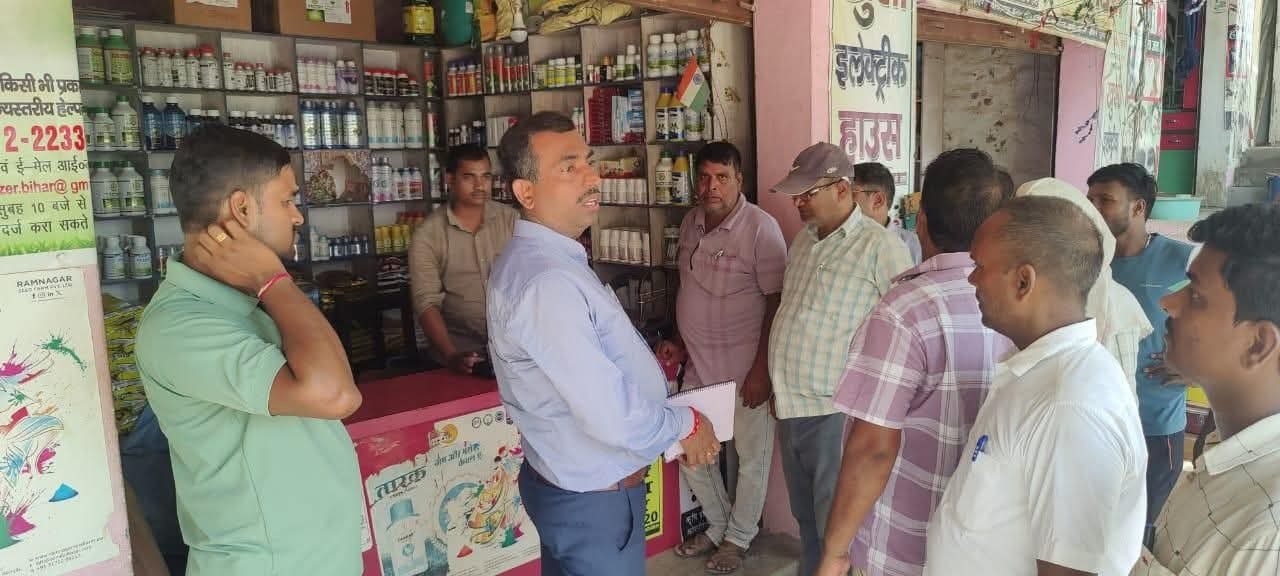 Motihari: डीएओ ने की उर्वरक बिक्री प्रतिष्ठानों में छापेमारी, पांच का लाइसेंस निलंबित