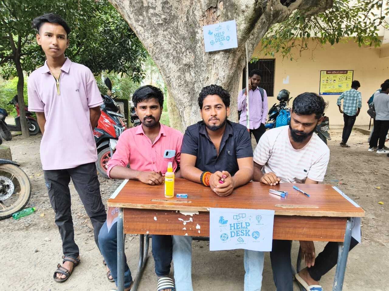 अभाविप ने हेल्प डेस्क लगाकर कर स्टूडेंट का किया हेल्प