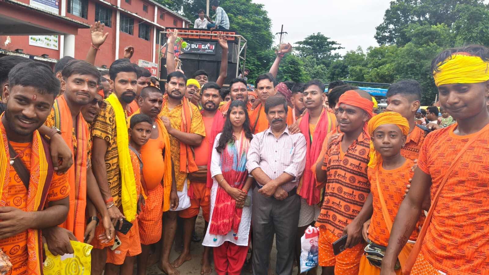 सैंकड़ों ग्रामीण बोल-बम के लिए हुए रवाना
