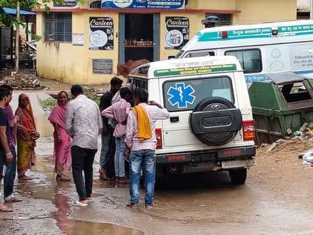 टोटो चार्ज करते समय करंट लगने से चालक की मौत