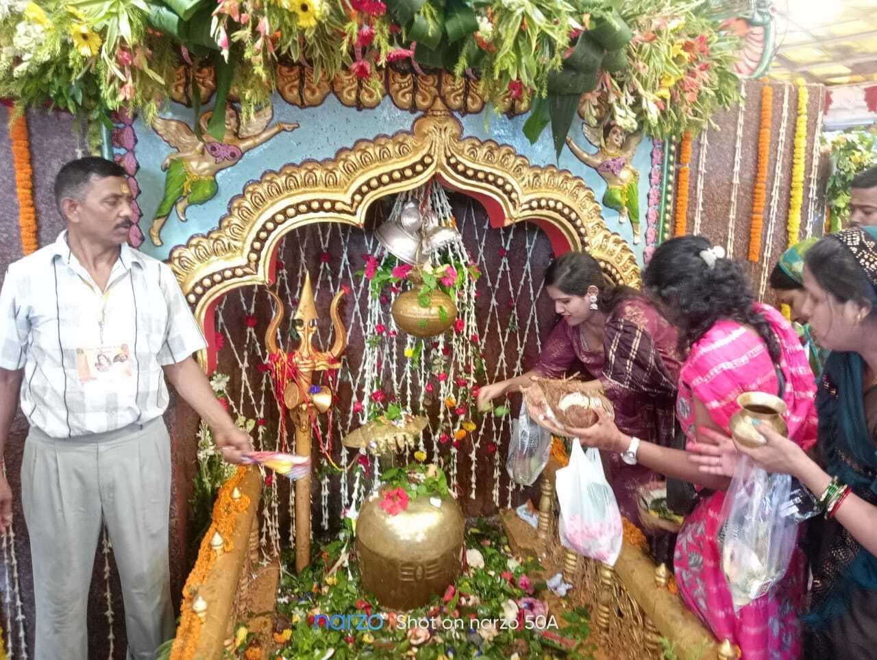 आम्रेश्वर धाम में उमड़ा शिवभक्त कांवरियों को रेला