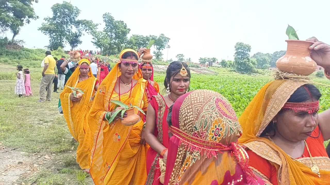 भगवती स्थान में अखंड हरिनाम संकीर्तन व शिव चर्चा को लेकर निकली कलश शोभायात्रा