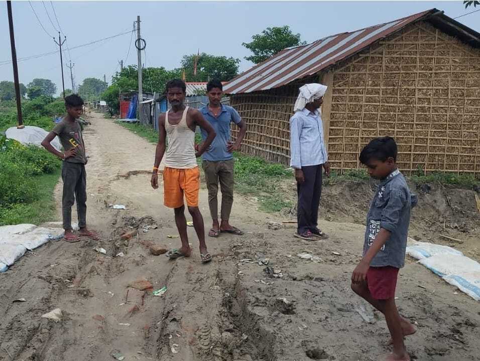 बांध टूटने से बिजली का पोल गिरा, बिजली आपूर्ति बाधित