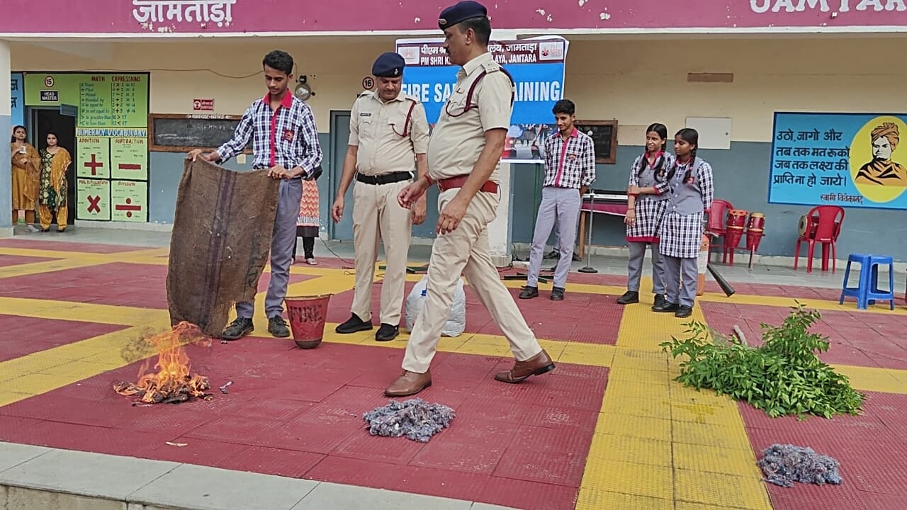 विद्यार्थियों को अग्नि से सुरक्षा का दिया गया प्रशिक्षण