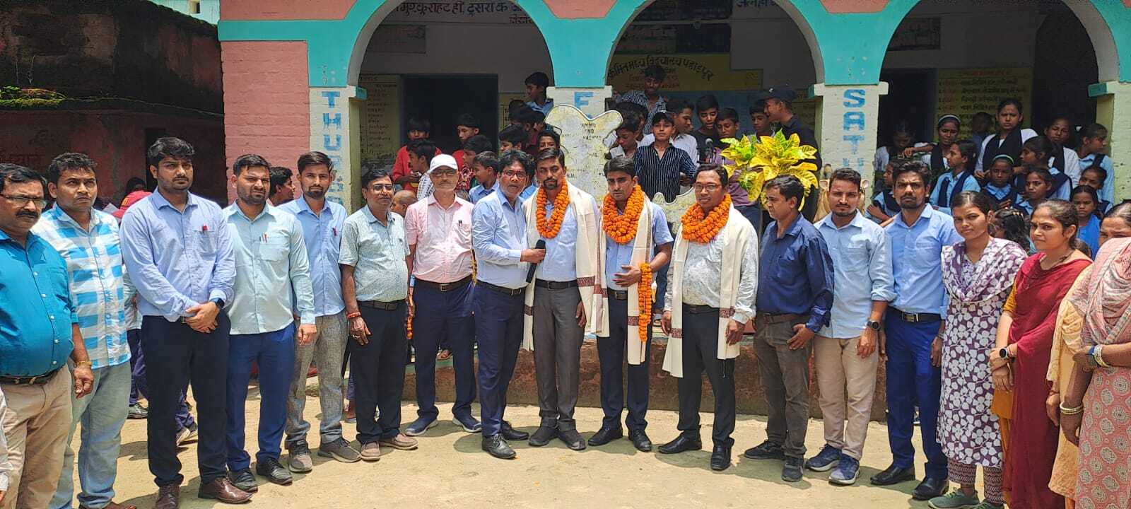 चार शिक्षकों को समारोह में दी गयी विदाई