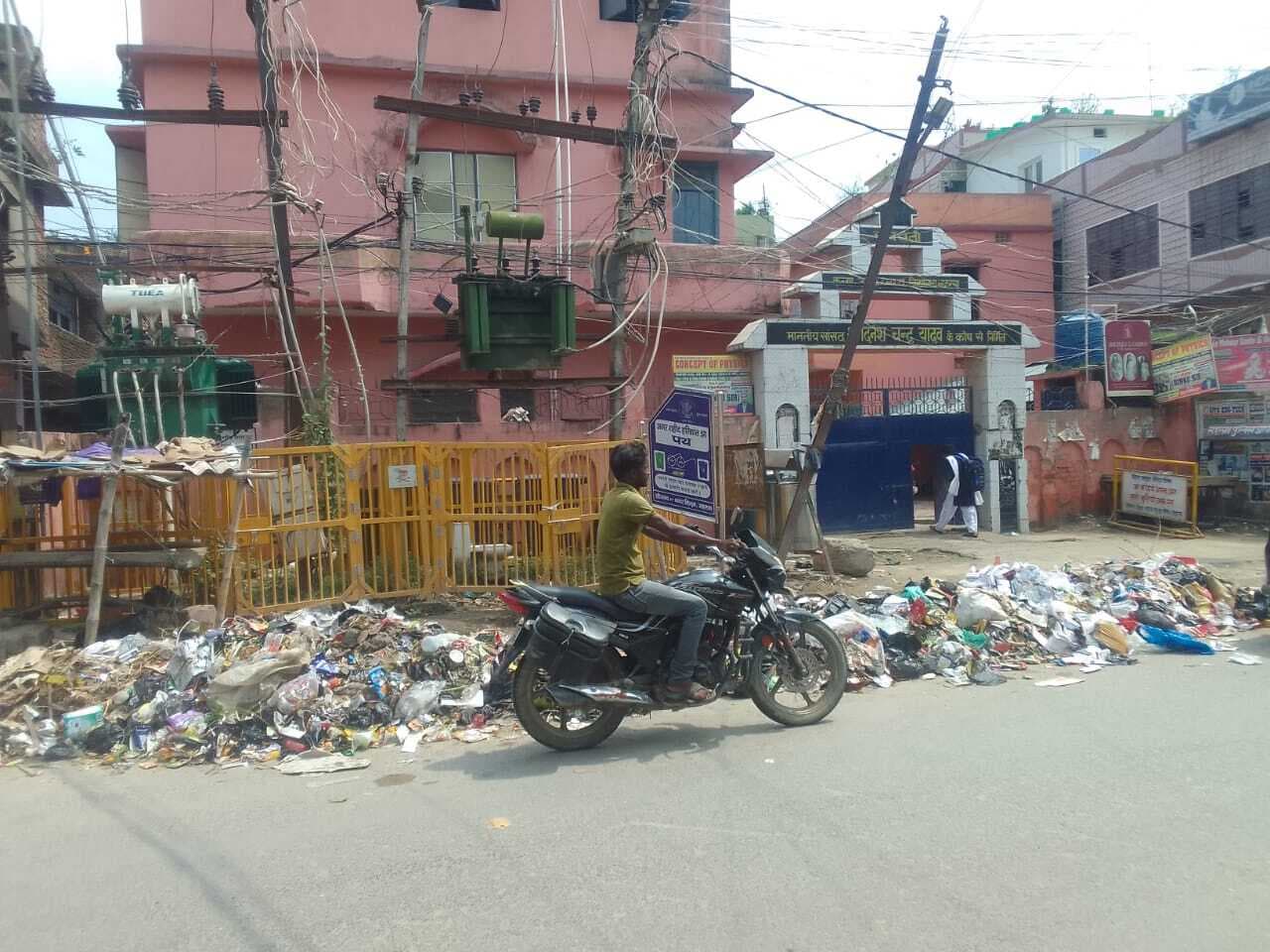 कचरा व यूरिनल की बदबू के बीच पढ़ती हैं बच्चियां