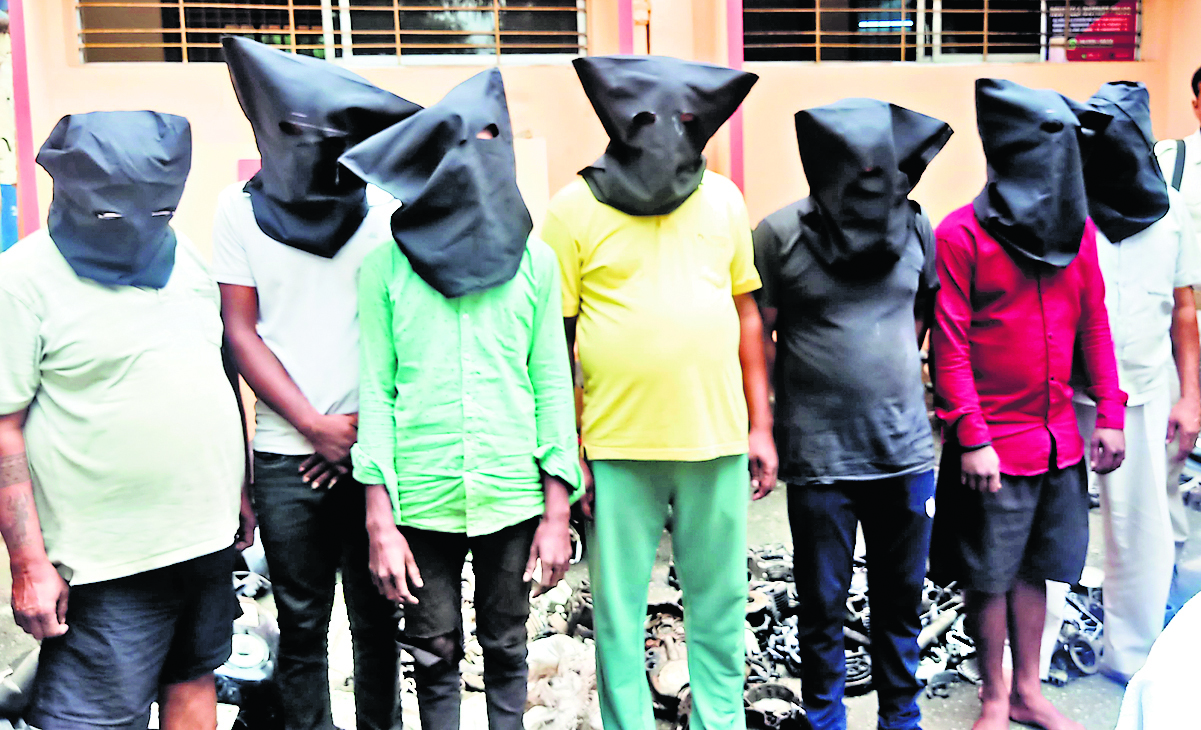 Rourkela News: वाहन चोर गिरोह के सात सदस्य गिरफ्तार, बाइक व काटे गये पार्ट्स बरामद