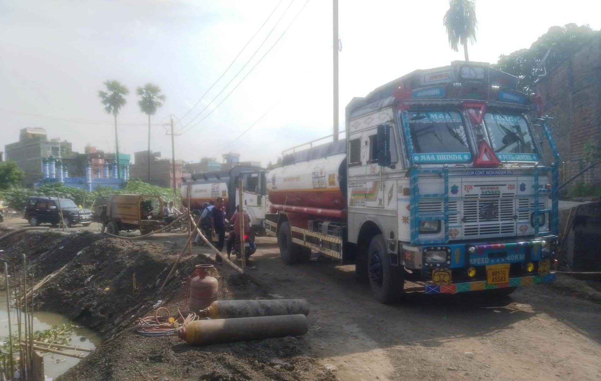 पानी के दबाव के बीच डायवर्सन पर धड़ल्ले से चल रहे भारी वाहन