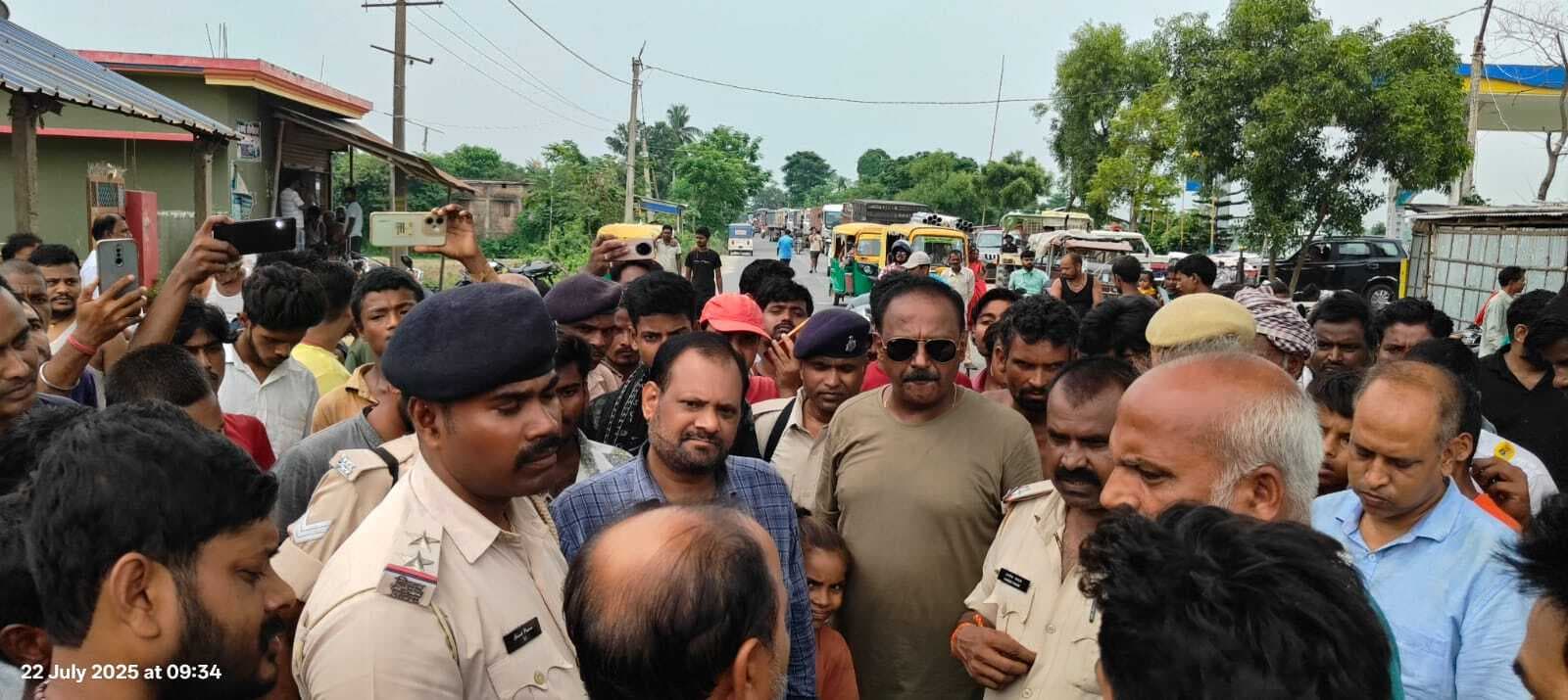 डीलर के खिलाफ उपभोक्ताओं ने किया सड़क जाम