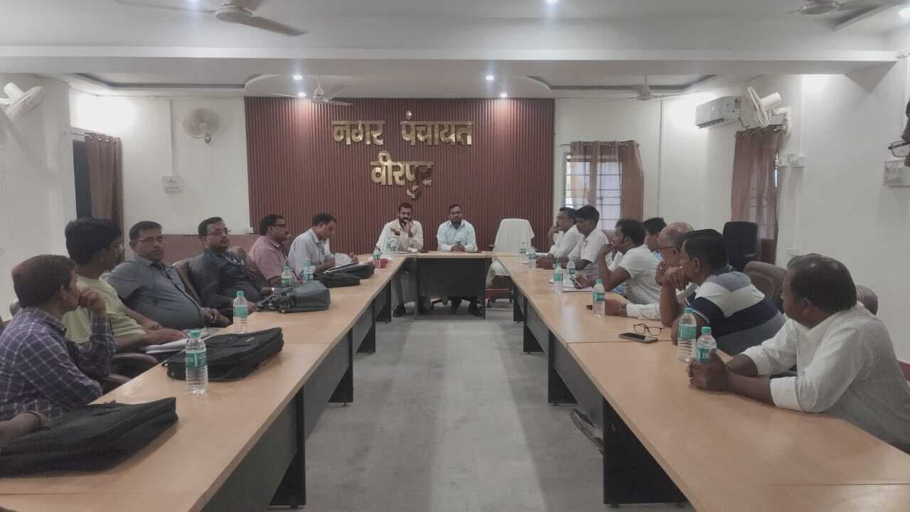 नगर पंचायत कार्यालय सभागार में मतदाता विशेष गहन पुनरीक्षण को ले हुई बैठक