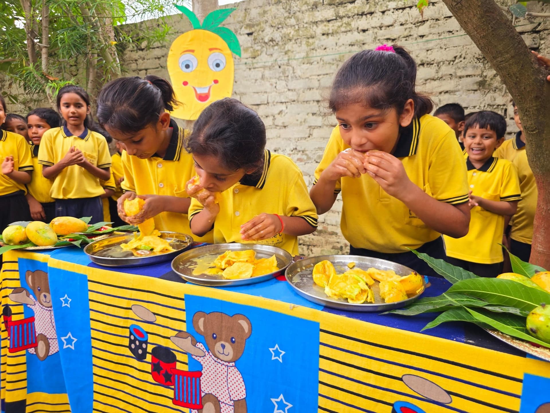 बच्चों ने आम के मिठास का लिया आनंद
