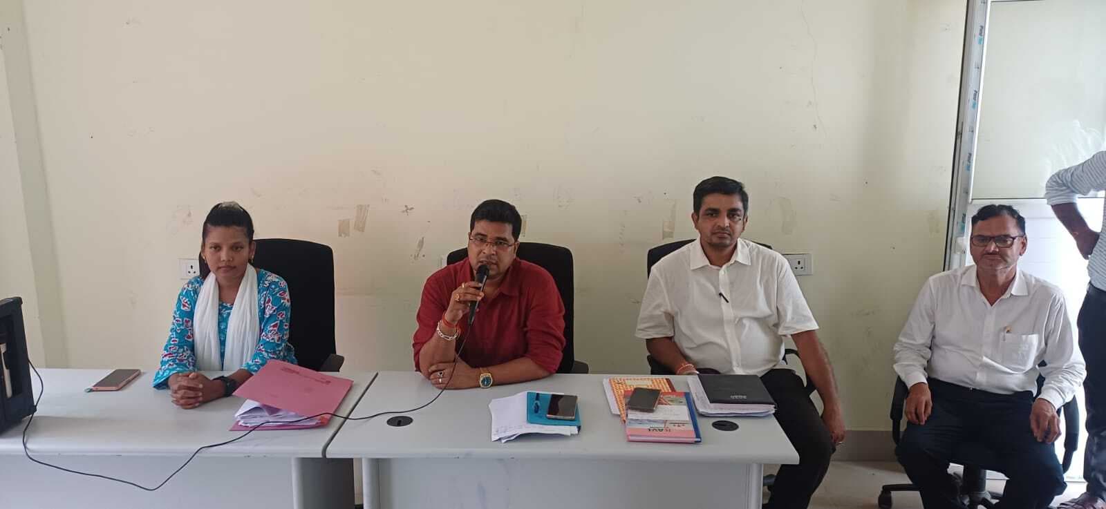 मतदाता विशेष संक्षिप्त पुनरीक्षण कार्य पर बीडीओ ने की चर्चा