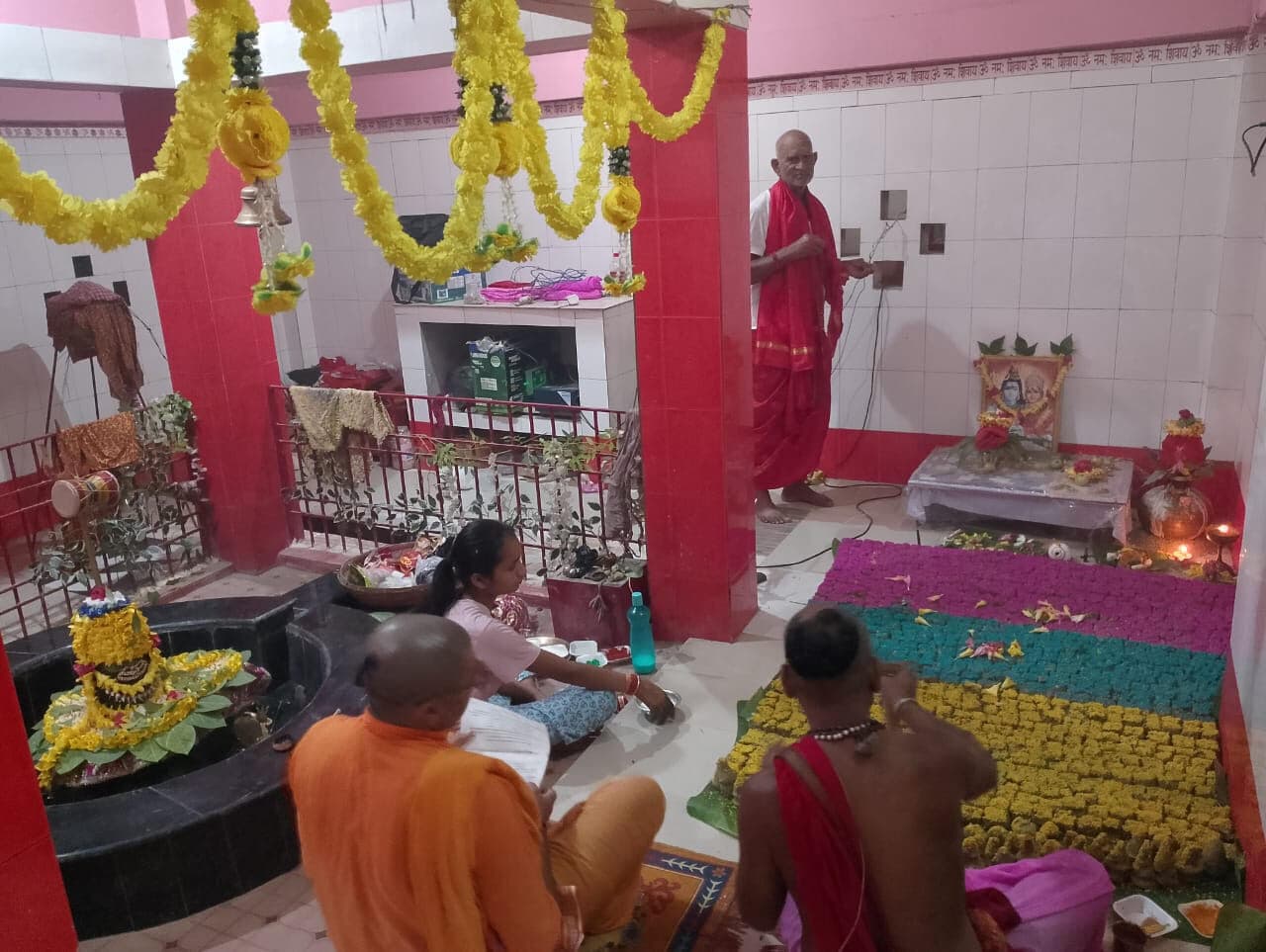 Madhubani News : केवटा गांव में पार्थिव शिवलिंग की पूजा करने उमड़े श्रद्धालु