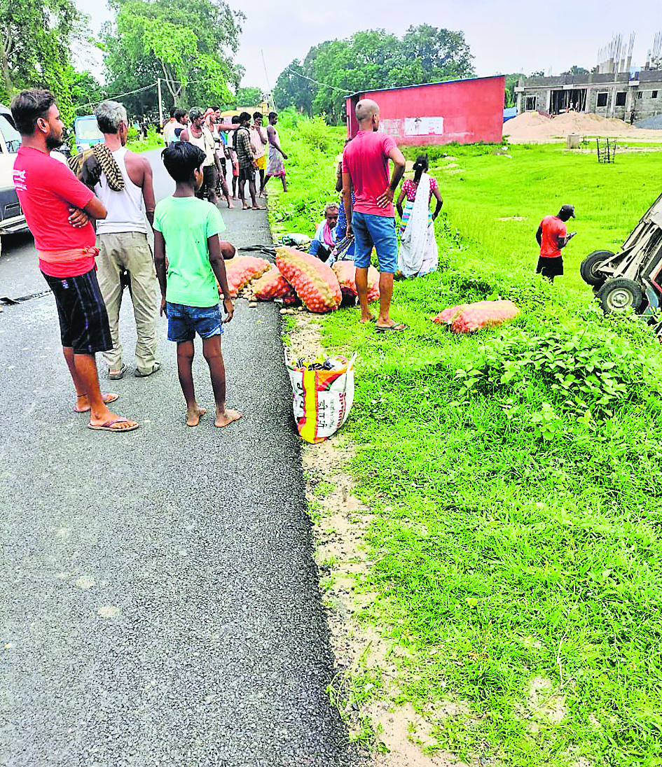 Gaya News : वजीरगंज में ऑटो पलटने से वृद्ध की मौत, दंपती गंभीर घायल