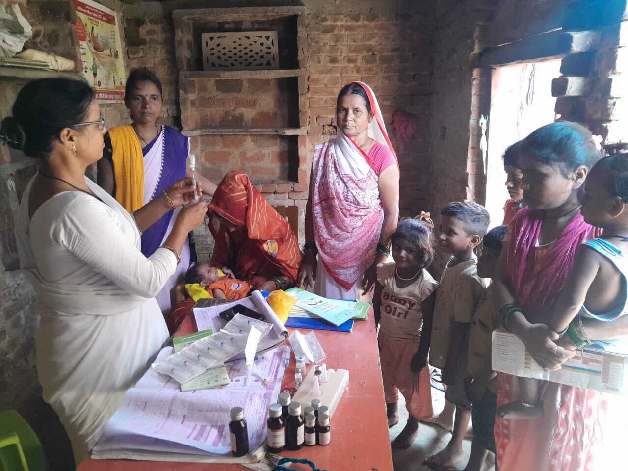 टीका देकर बच्चों को रोगों से बचाव के लिए किया सुरक्षित