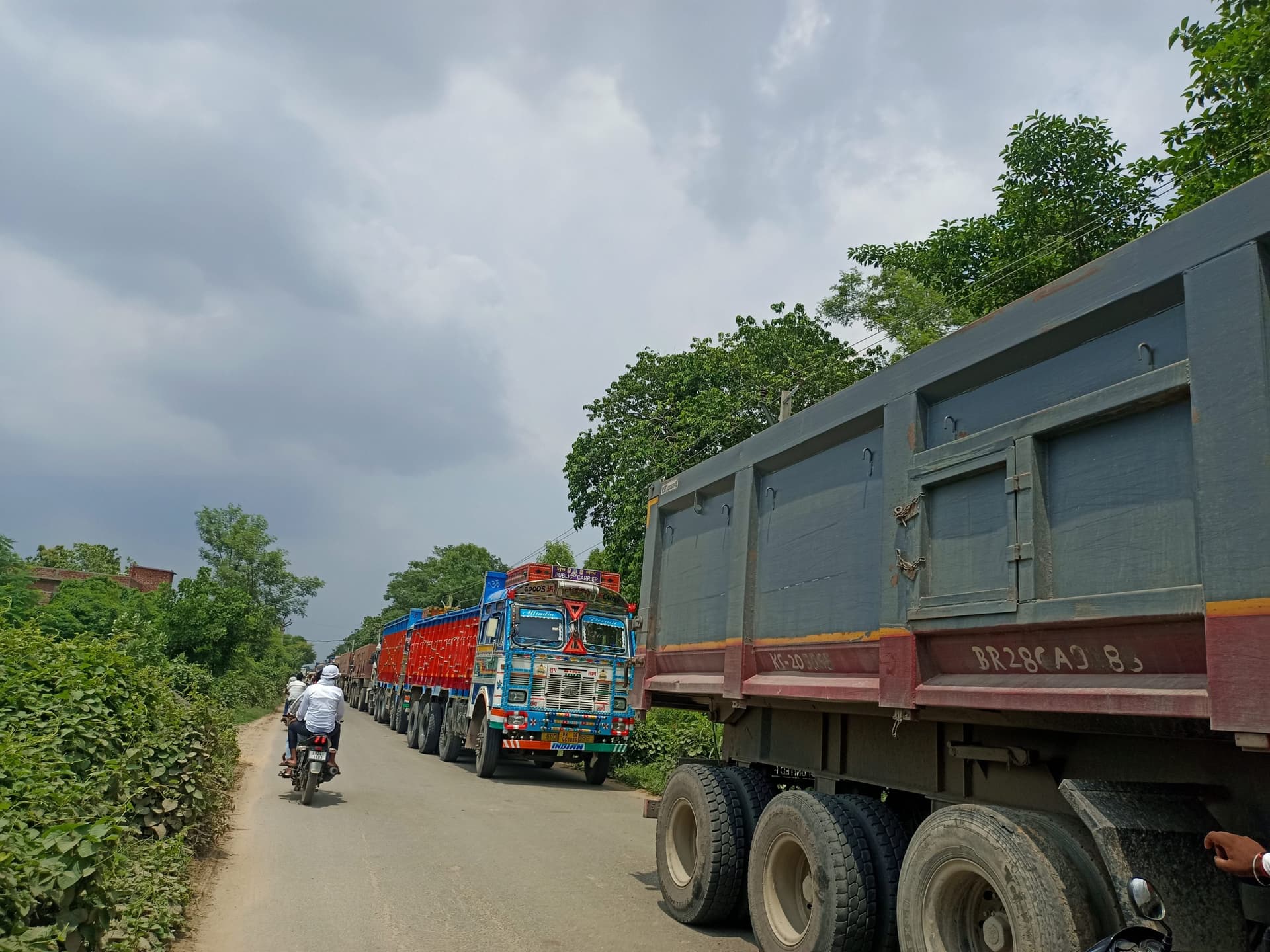 ट्रक की चपेट में आने से किशोर गंभीर रूप से घायल
