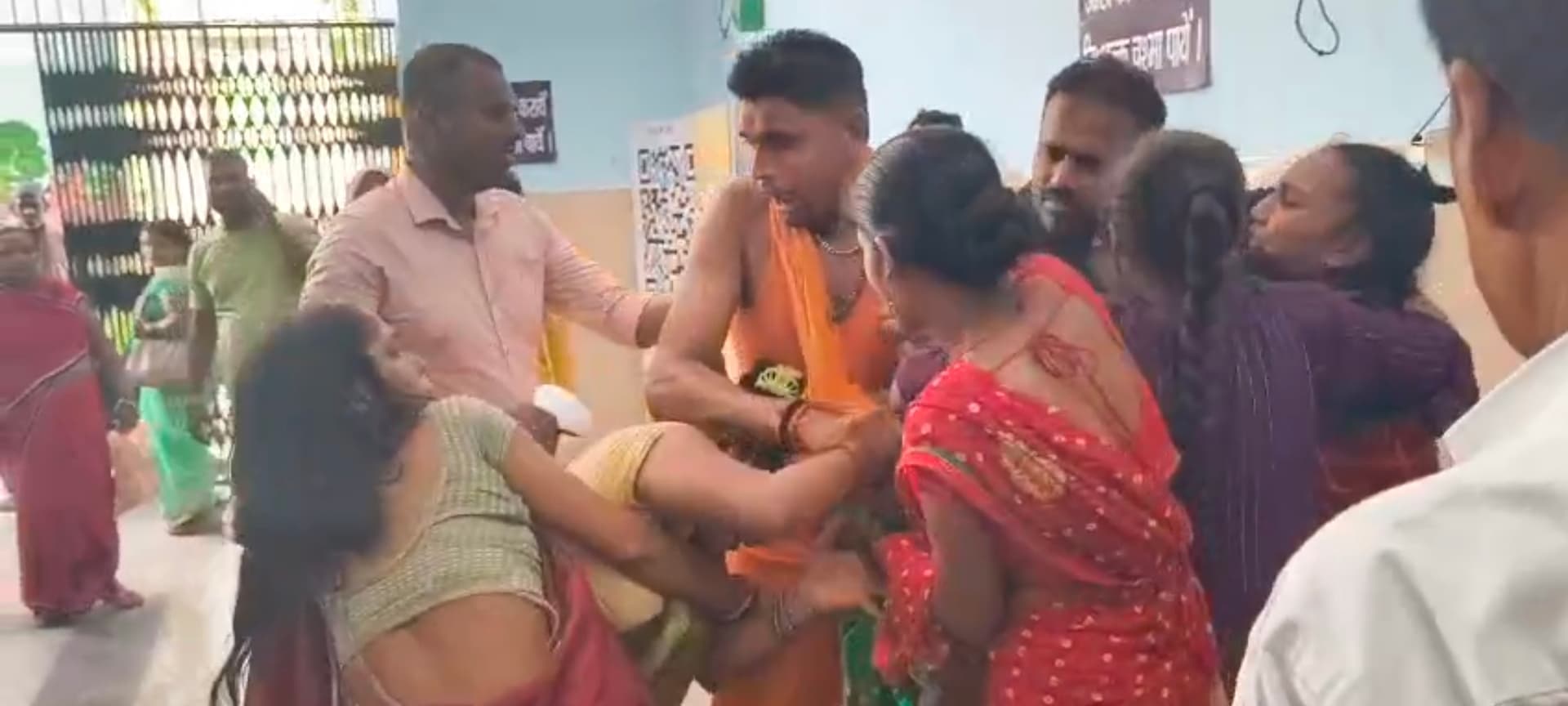 लाइन में खड़े होने को लेकर तीन महिलाओं के बीच जमकर हुई मारपीट
