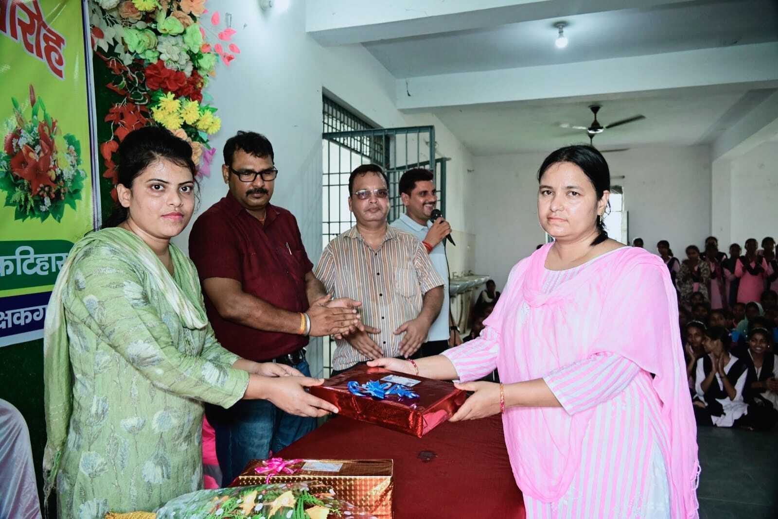 स्थानांतरण पर शिक्षिका को दी गयी विदाई