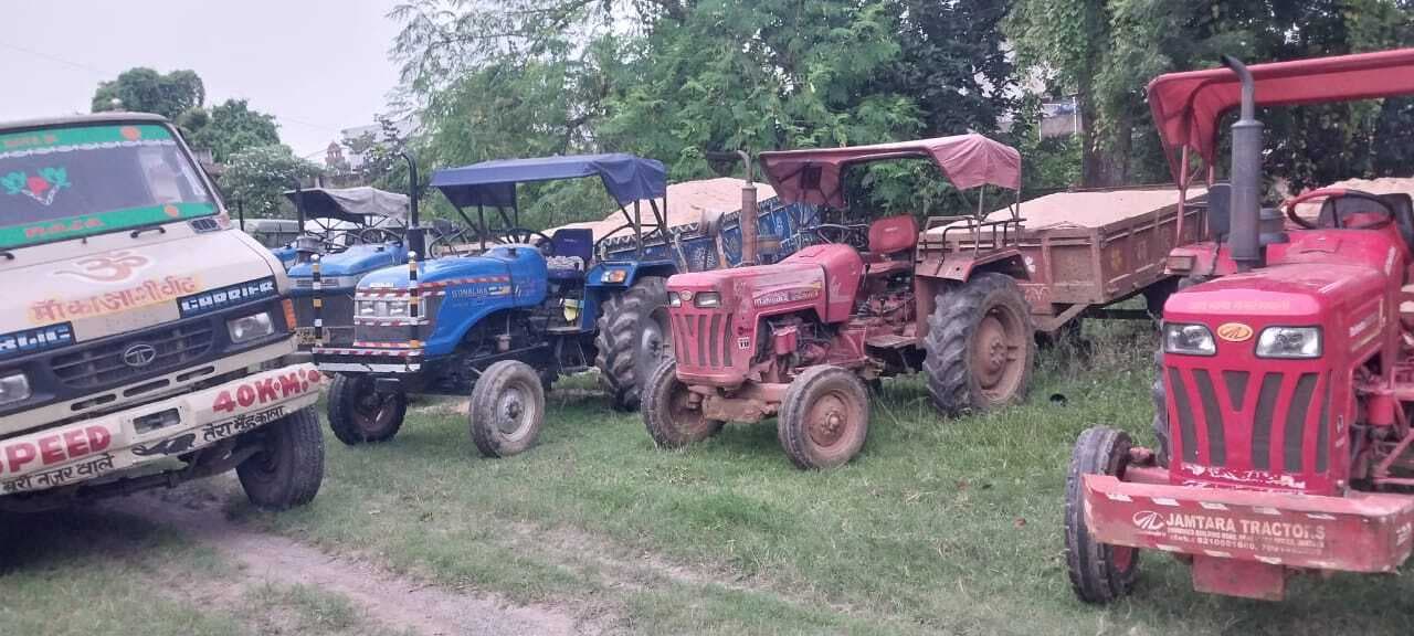 अवैध बालू लोड चार ट्रैक्टर व एक 407 वाहन जब्त