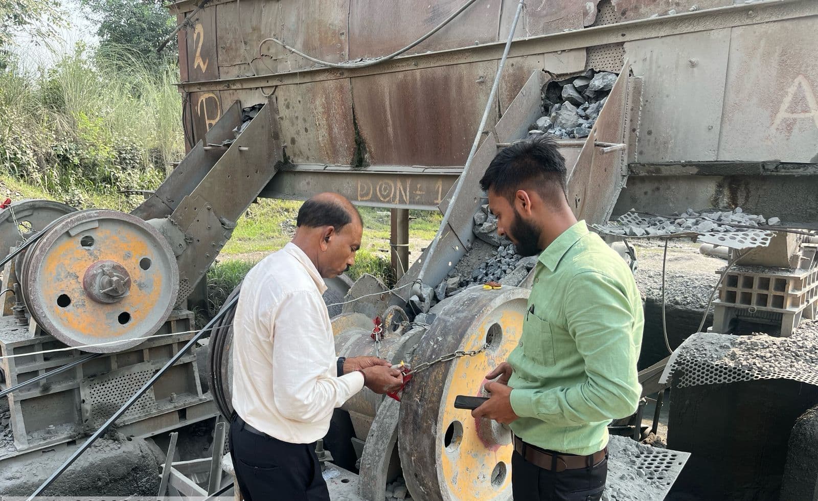 Lead News : अवैध खनन पर कार्रवाई, शिकारीपाड़ा के पिनरगरिया में क्रशर सील