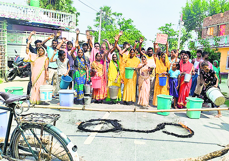 Saran News : हर घर नल जल का लाभ नहीं मिलने पर किया प्रदर्शन