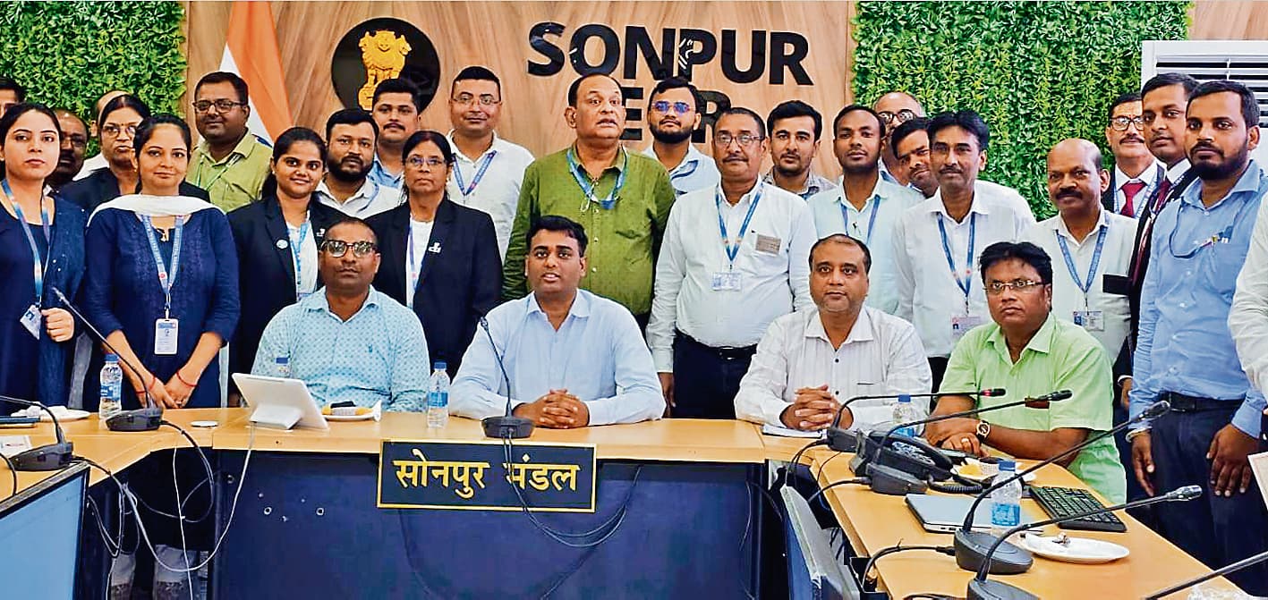 Saran News : उत्कृष्ट कार्य करने वाले 33 रेलकर्मी सम्मानित