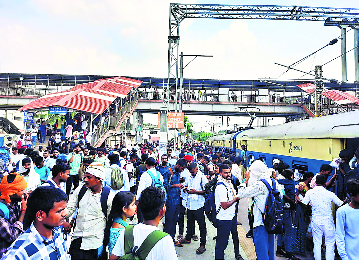 Gaya News : गया से पटना के लिए चलायी गयी परीक्षा स्पेशल ट्रेन