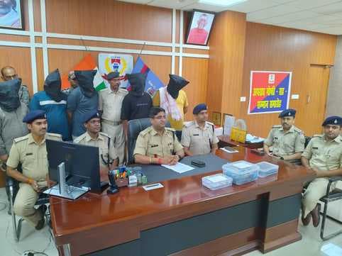 42 वाहनों की चोरी में संलिप्त पांच शातिर अपराधी गिरफ्तार
