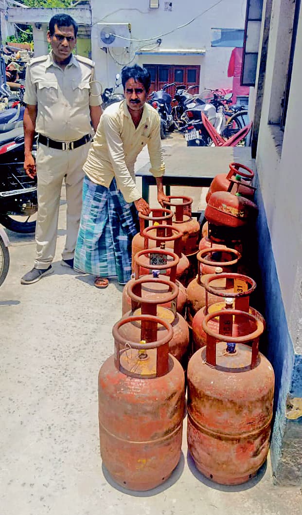 छापेमारी में अवैध गैस रिफिलिंग रैकेट का भंडाफोड़, एक गिरफ्तार