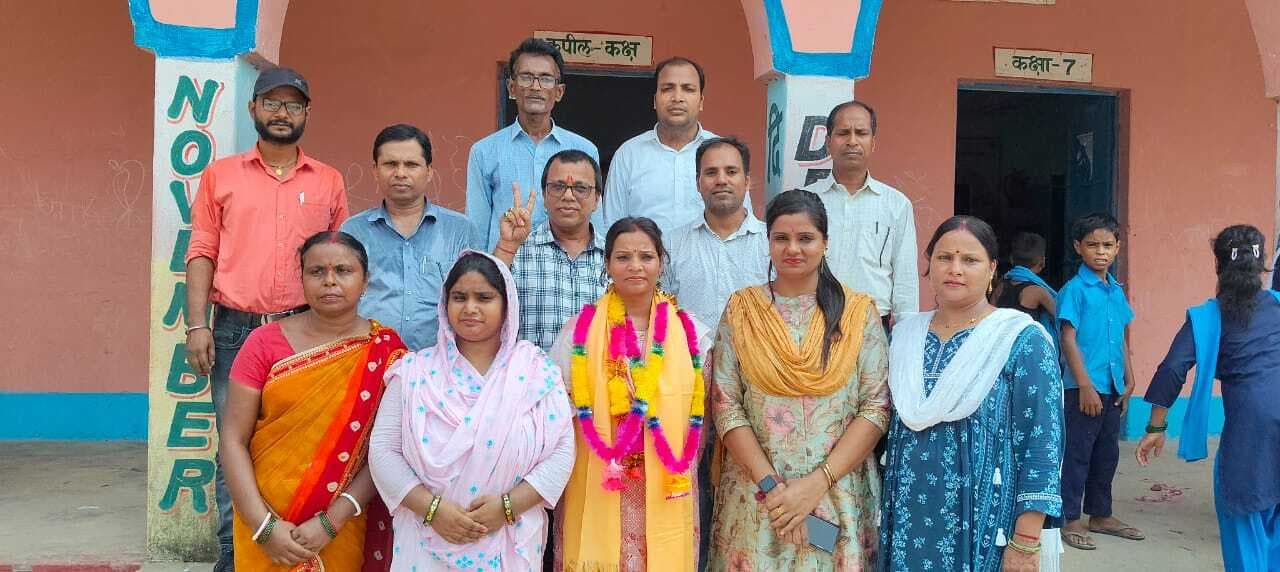 स्थानांतरण के बाद शिक्षिका को दी गई विदाई